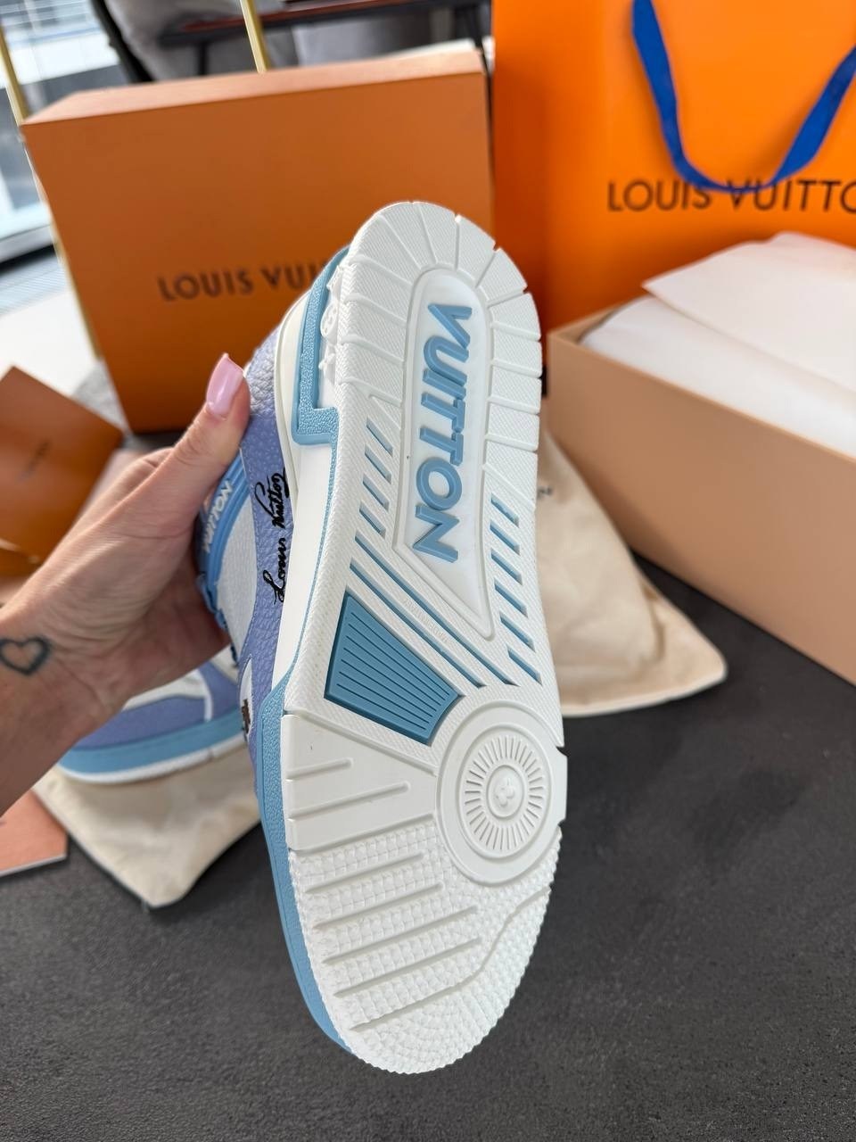 кроссовки louis vuitton trainer,кроссовки louis vuitton,louis vuitton trainer sneaker low white sky blue,луи виттон кроссовки голубые,кроссовки louis vuitton кроссовки louis vuitton