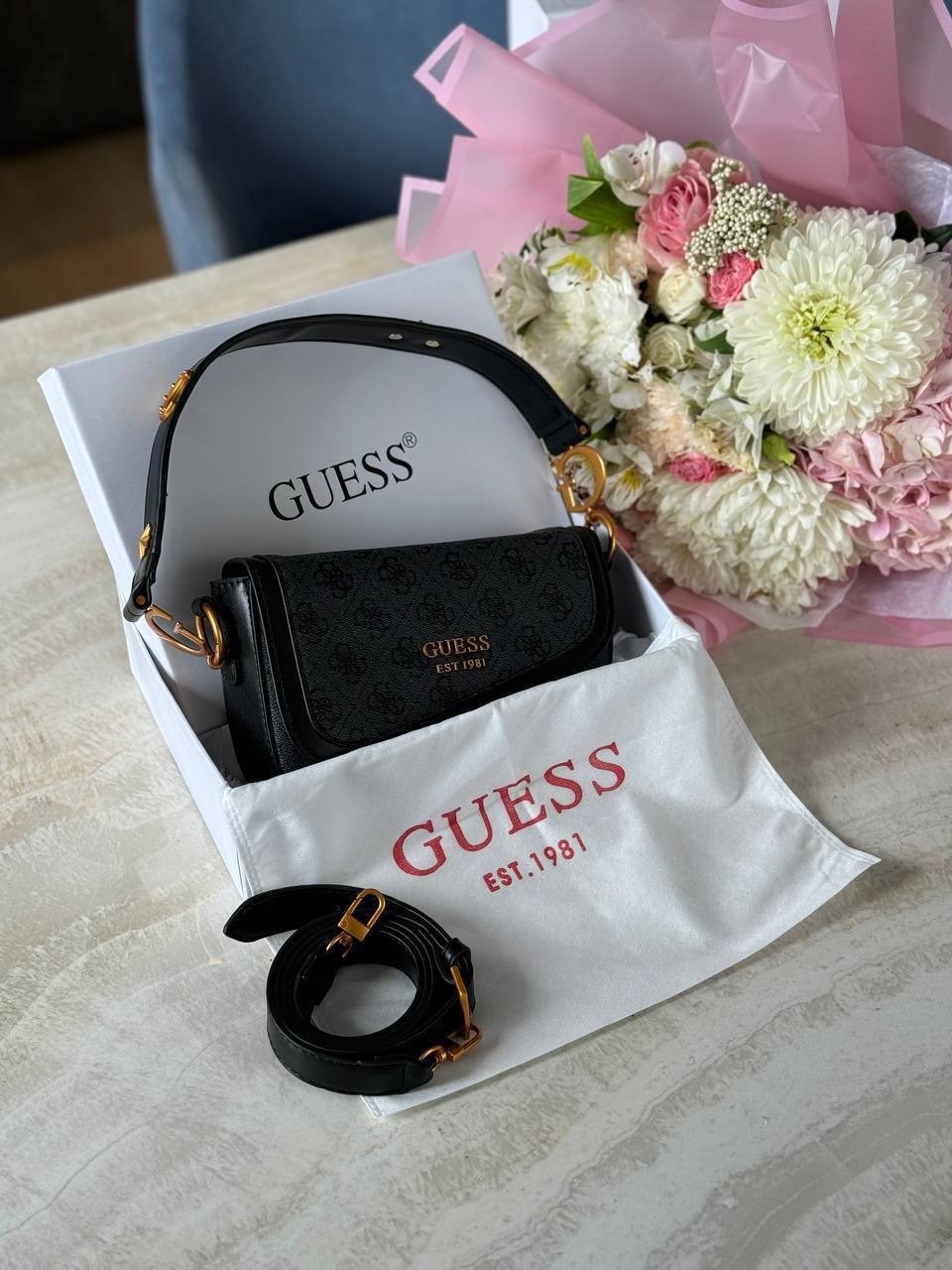 женская сумка guess,сумка guess,guess сумка на плечо,guess сумка седло,сумка guess через плечо