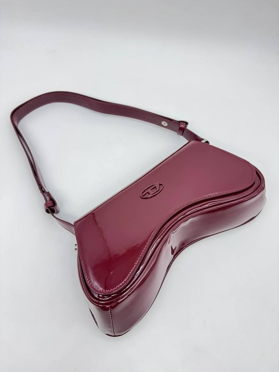 женская бордово-красная сумка на плечо из лакированной кожи,сумка бордовая,сумки стильные,сумка женская бордовая,лакированная женская сумка