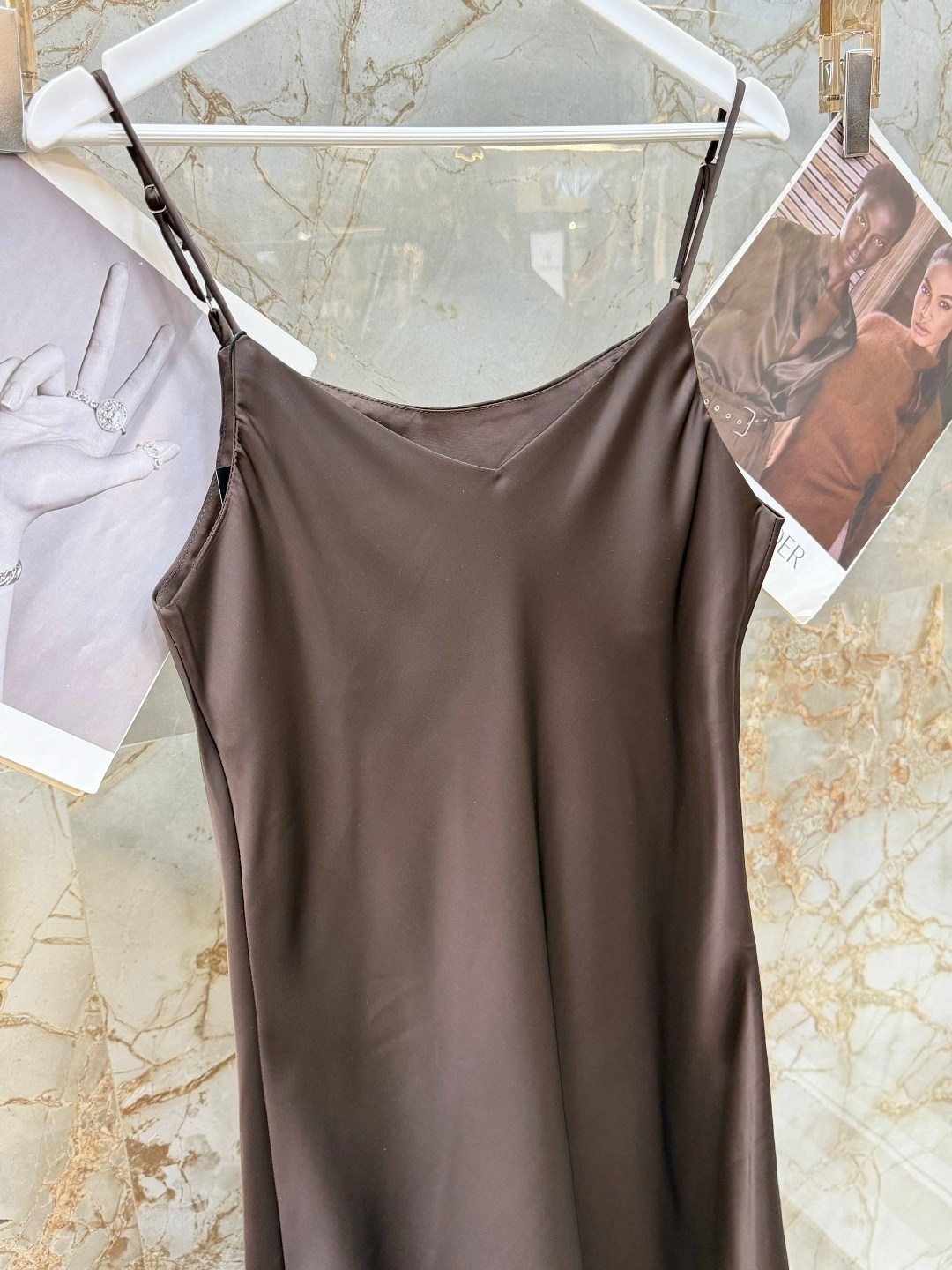 платье-комбинация из шелкового атласа с кружевной отделкой saint laurent черный,шелковая сорочка с кружевом,коричневое шелковое платье-комбинация с кружевом,платье комбинация с кружевом,атласное плать