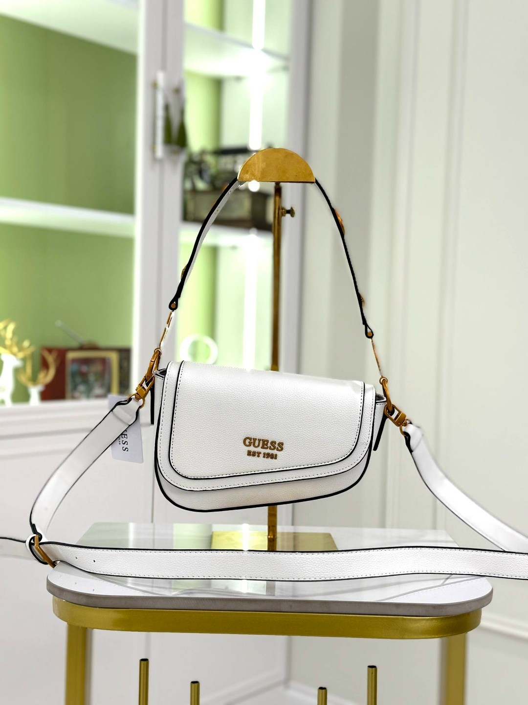 женская сумка guess,сумка guess,guess сумка на плечо,guess сумка седло,сумка guess через плечо