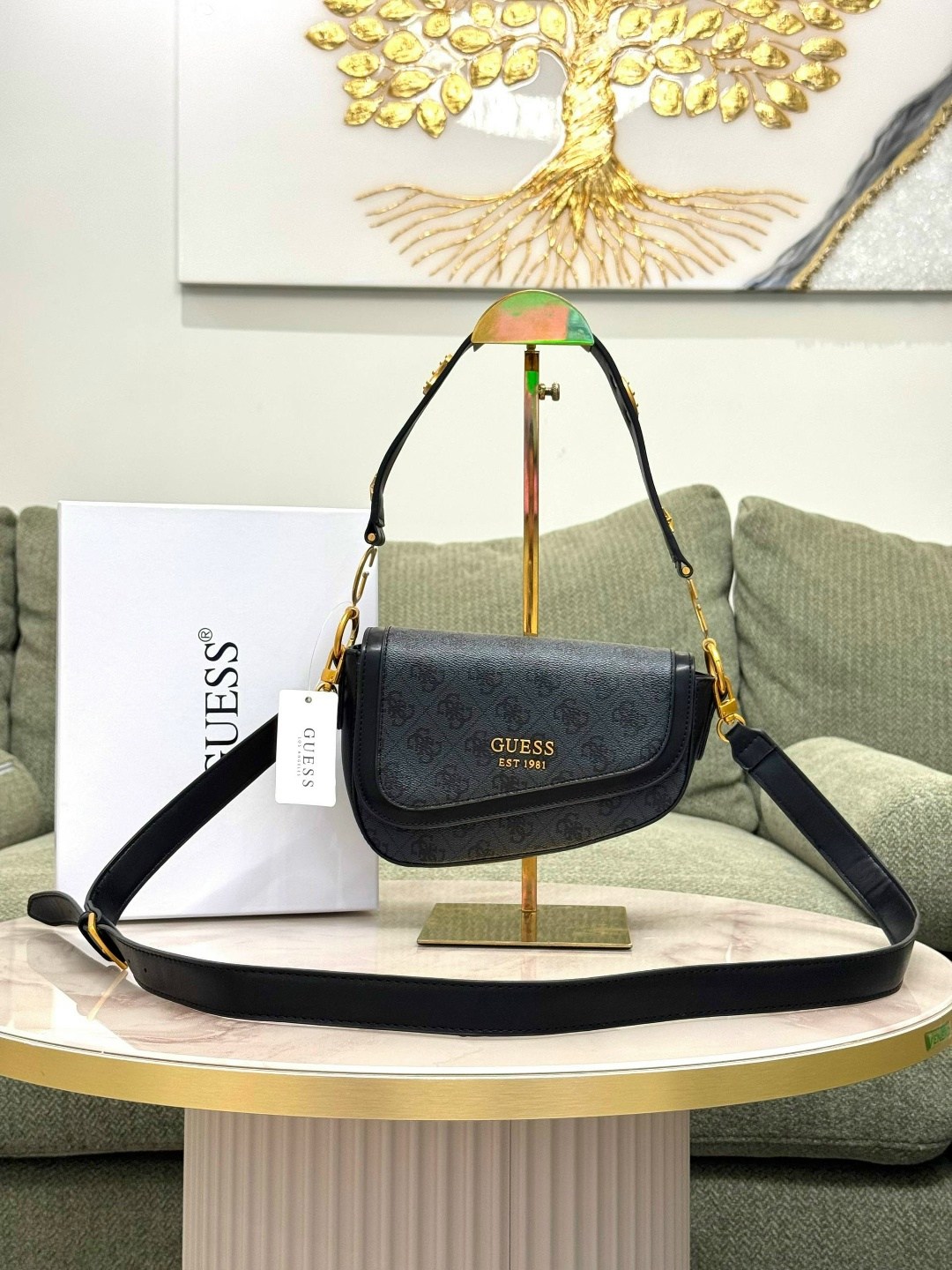 женская сумка guess,сумка guess,guess сумка на плечо,guess сумка седло,сумка guess через плечо