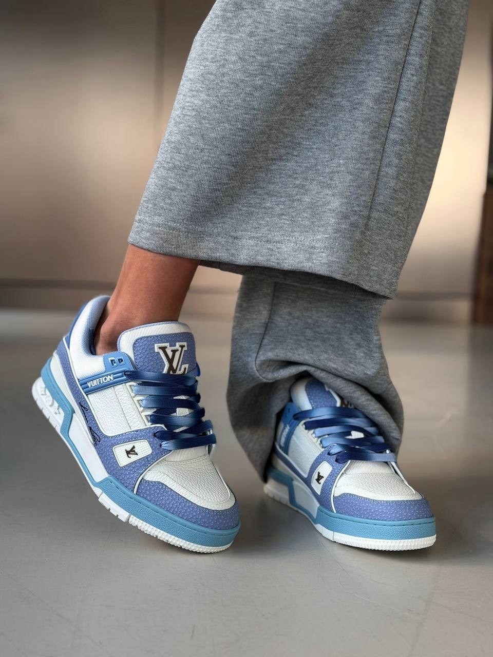 кроссовки louis vuitton trainer,кроссовки louis vuitton,louis vuitton trainer sneaker low white sky blue,луи виттон кроссовки голубые,кроссовки louis vuitton кроссовки louis vuitton