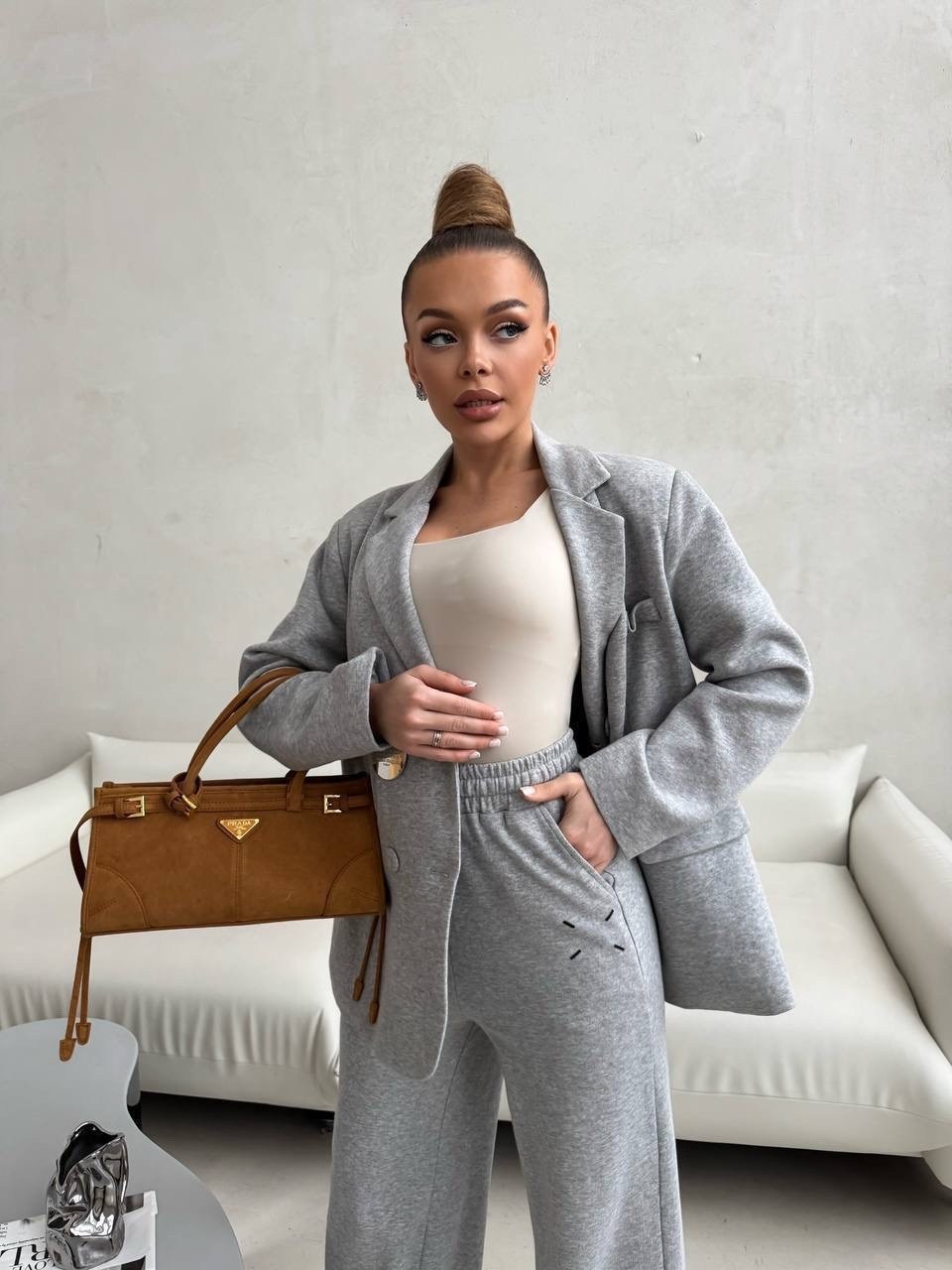 костюм брючный с пиджаком оверсайз savori,костюм брючный maison margiela,костюм брючный серый,брючный костюм,женский брючный костюм