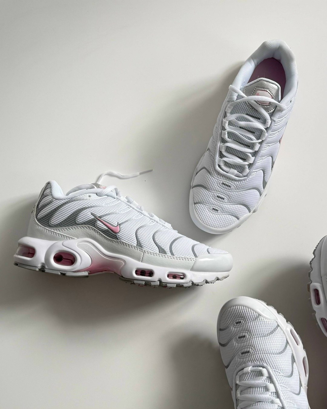 кроссовки nike air max tn plus,nike air max plus tn white,nike tn air max plus silver pink rise,кроссовки женские nike air max tn plus,кроссовки летние спортивные nike air max tn plus