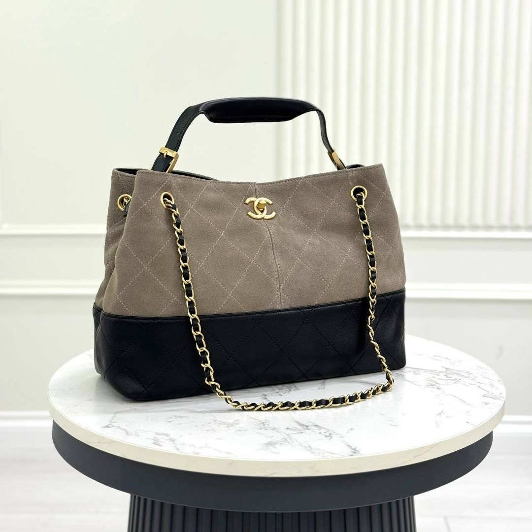 chanel сумка,сумка женская chanel,женская замшевая сумка chanel shopping bag бежевая с черным,замшевая сумка chanel 25 medium бежевая,серая замшевая сумка chanel 25 small