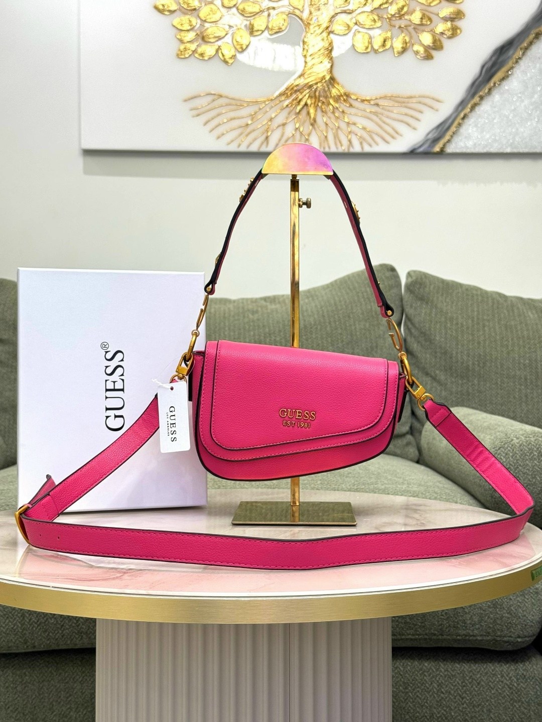 женская сумка guess,сумка guess,guess сумка на плечо,guess сумка седло,сумка guess через плечо