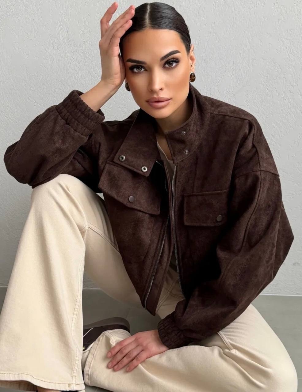 бомбер укороченный оверсайз замшевый куртка рабочего тренд saint shine,женская куртка бомбер из эко замши коричневого цвета,куртка бомбер,бомбер замшевая куртка оверсайз saint shine,куртка замшевая