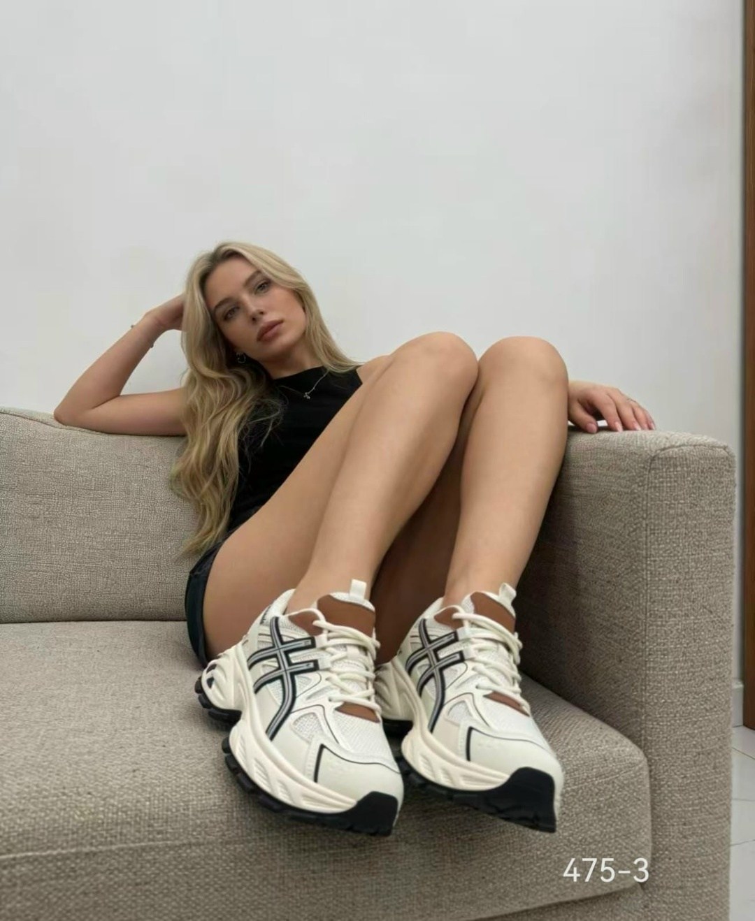 девушка,модные позы,черные кроссовки,девушек красивых,алина долматова
