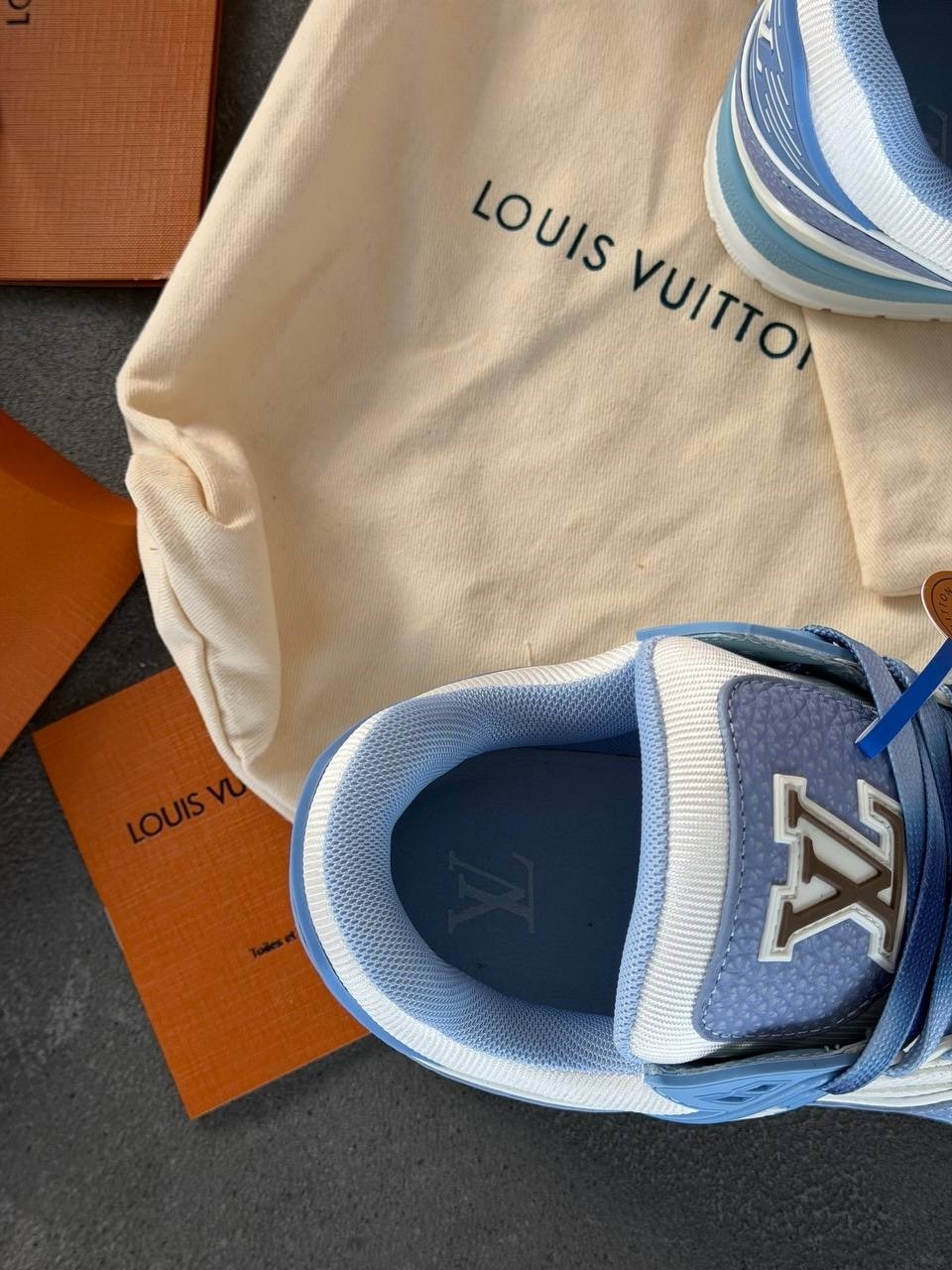 кроссовки louis vuitton trainer,кроссовки louis vuitton,louis vuitton trainer sneaker low white sky blue,луи виттон кроссовки голубые,кроссовки louis vuitton кроссовки louis vuitton