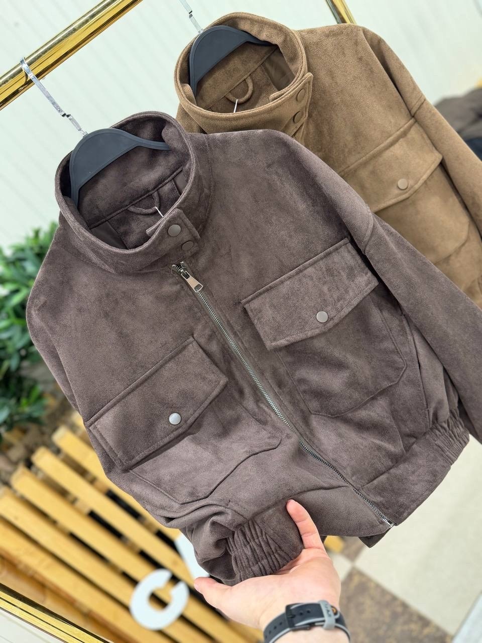 бомбер укороченный оверсайз замшевый куртка рабочего тренд saint shine,женская куртка бомбер из эко замши коричневого цвета,куртка бомбер,бомбер замшевая куртка оверсайз saint shine,куртка замшевая