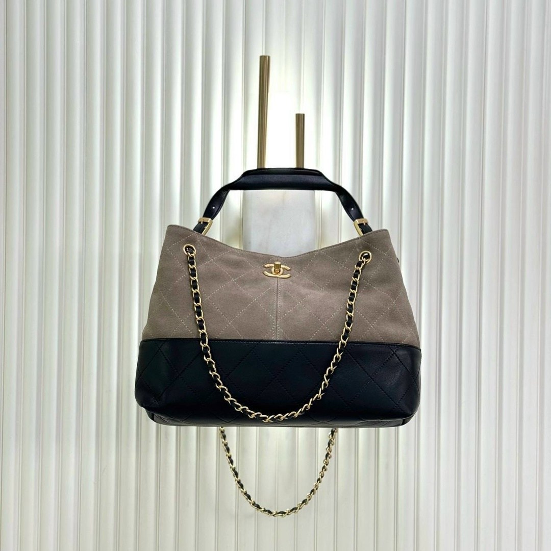 chanel сумка,сумка женская chanel,женская замшевая сумка chanel shopping bag бежевая с черным,замшевая сумка chanel 25 medium бежевая,серая замшевая сумка chanel 25 small