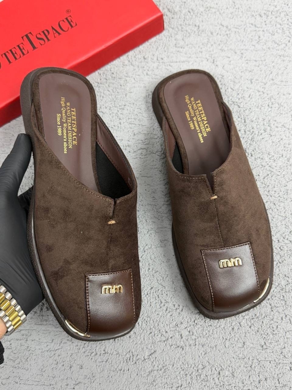 ,шлепанцы женские,шлепки женские,коричневые кожаные мюли miu miu,женские замшевые мюли hermes go коричневые