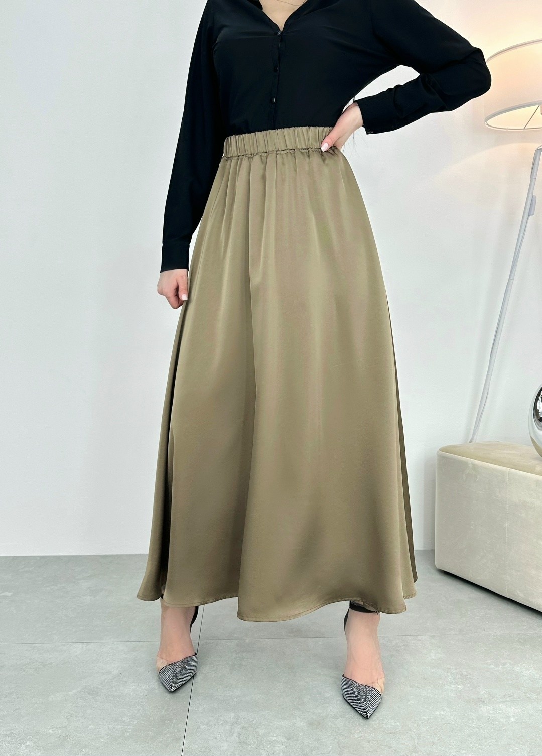 юбка атласная удлинённая бежевого цвета,атласная юбка,бежевая атласная юбка,атласная юбка с высоким,бежевая юбка