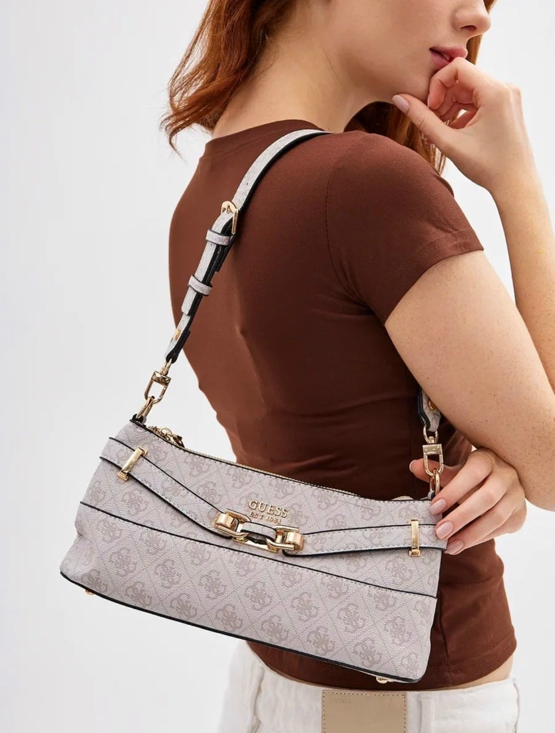 женская сумка guess,сумка через плечо guess,сумка guess,сумка на плечо guess,сумка хобо с принтом из монограмм бренда noelle guess