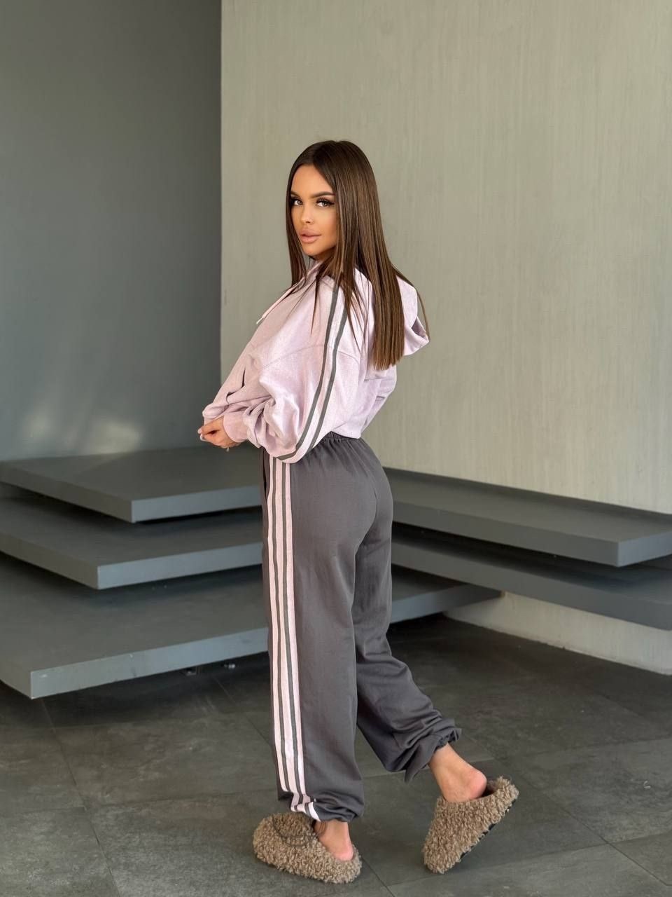 модные костюмы,костюм спортивный женский,спортивный костюм,стильный спортивный костюм,серые спортивные костюмы женские