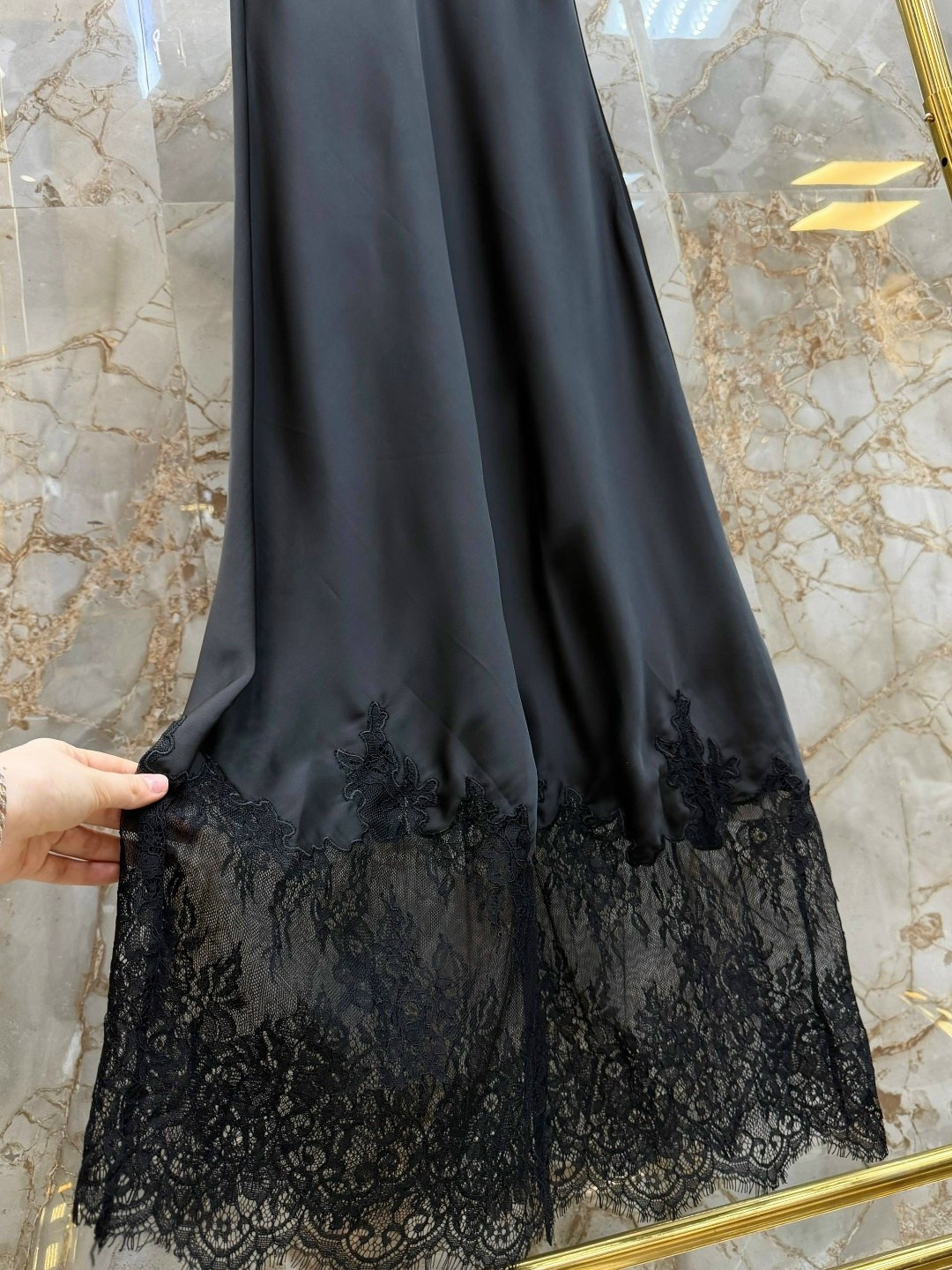 платье-комбинация из шелкового атласа с кружевной отделкой saint laurent черный,шелковая сорочка с кружевом,коричневое шелковое платье-комбинация с кружевом,платье комбинация с кружевом,атласное плать