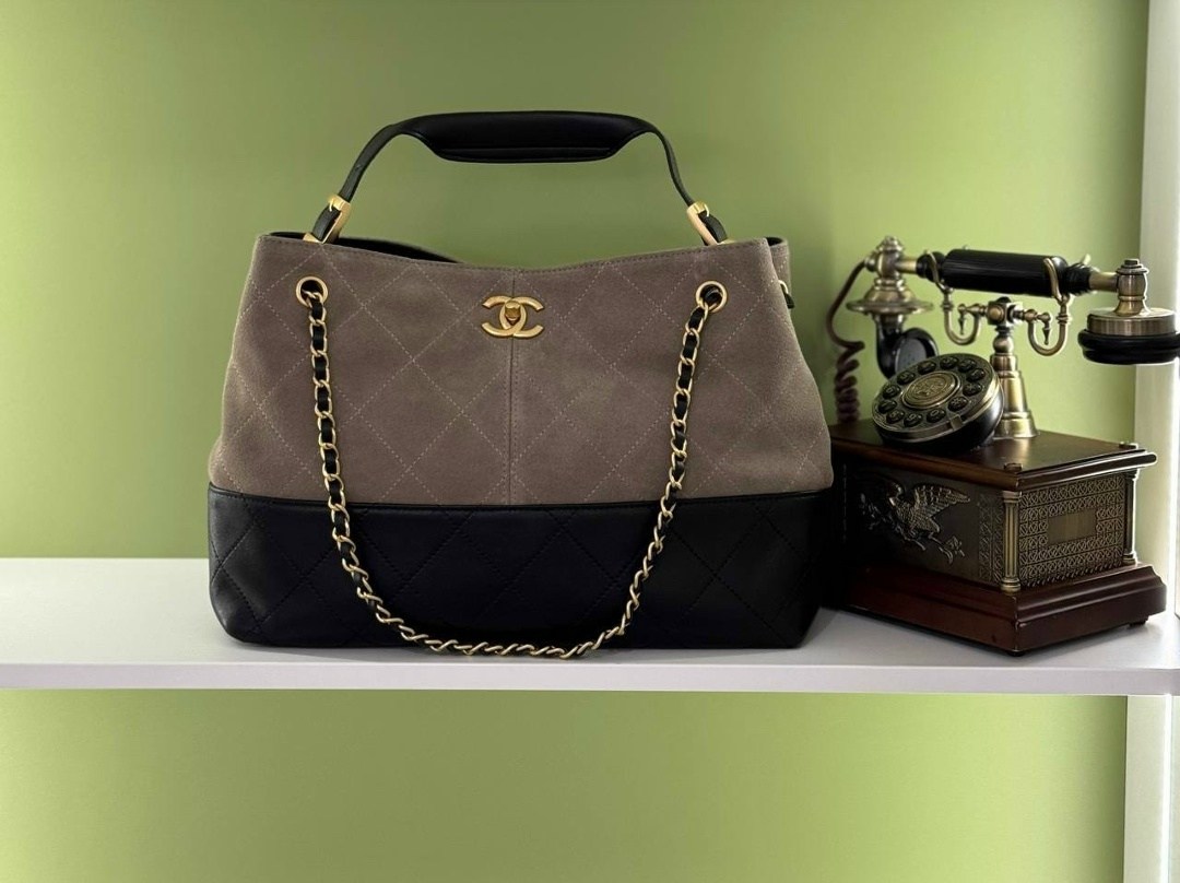 chanel сумка,сумка женская chanel,женская замшевая сумка chanel shopping bag бежевая с черным,замшевая сумка chanel 25 medium бежевая,серая замшевая сумка chanel 25 small