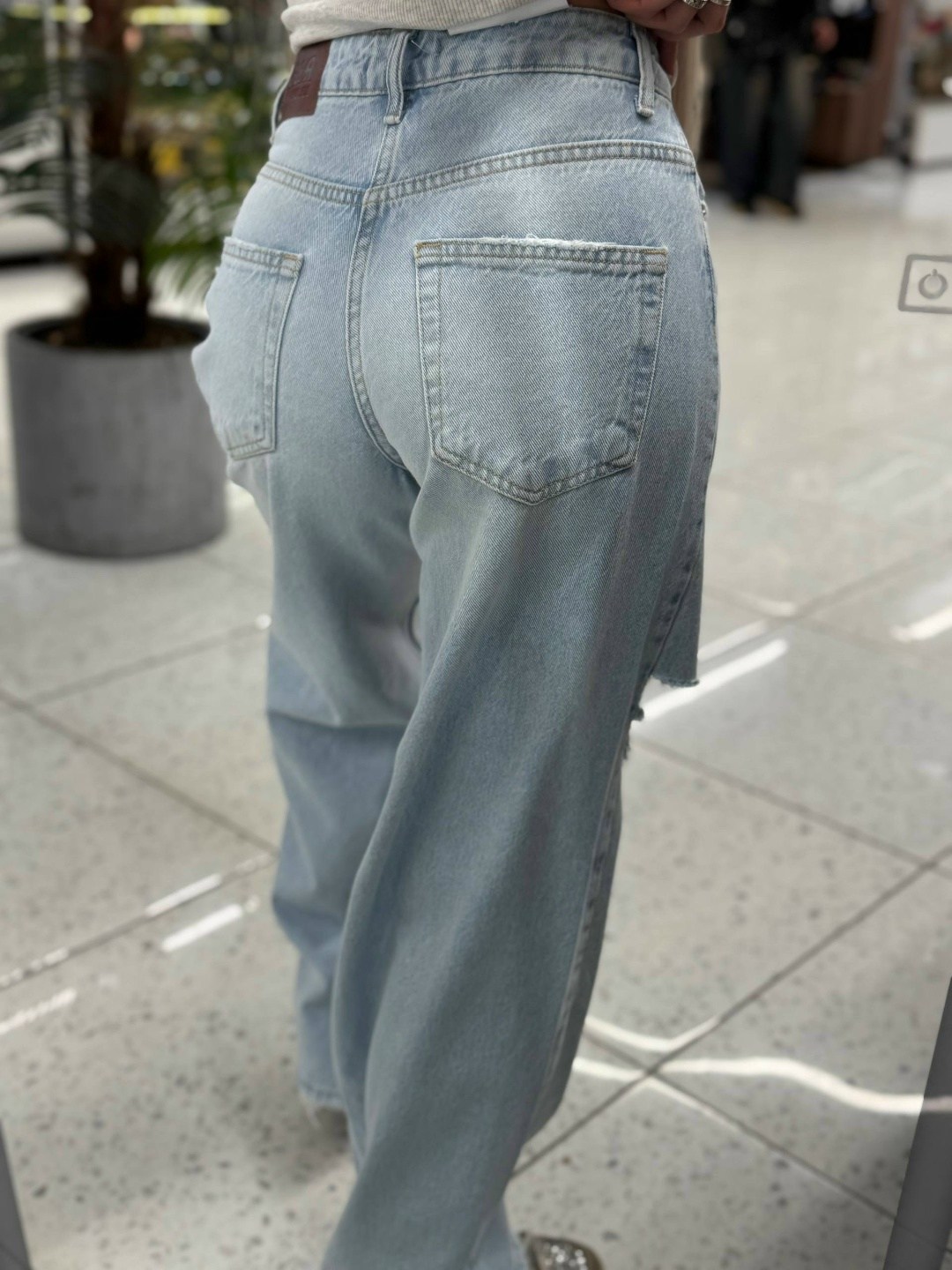 madmext синие женские джинсы стандартного кроя с рваными деталями mg1184,джинсы прямые палаццо рваные sena denim,широкие рваные джинсы женские,джинсы прямые палаццо с разрезами рваные sena jeans,джинс