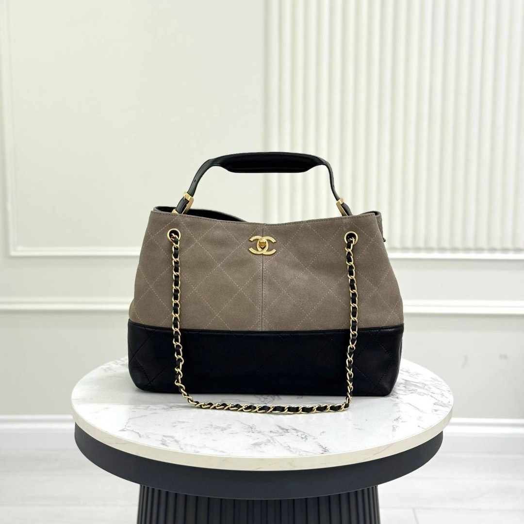 chanel сумка,сумка женская chanel,женская замшевая сумка chanel shopping bag бежевая с черным,замшевая сумка chanel 25 medium бежевая,серая замшевая сумка chanel 25 small