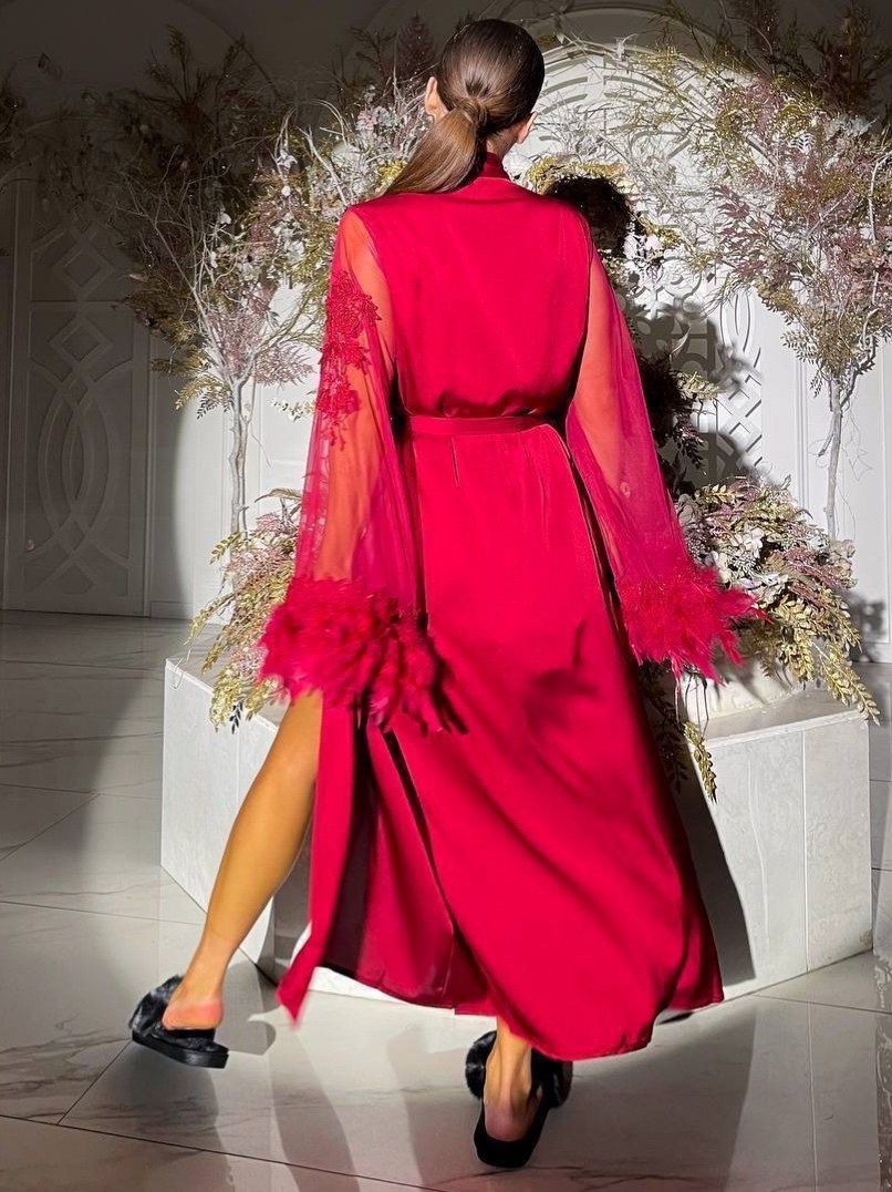 халат с перьями,женский шелковый халат,шелковый халат с перьями,длинный халат с перьями,пеньюар с перьями