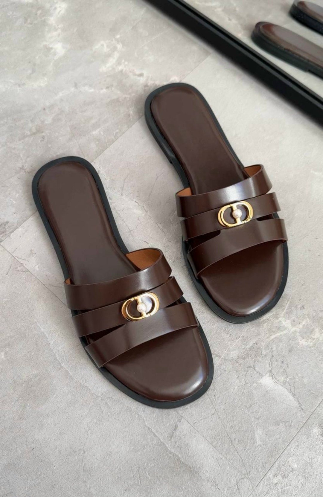 шлепки кристиан диор женские,шлепки диор,шлепанцы женские,кожаные шлепки,кожаные шлепанцы