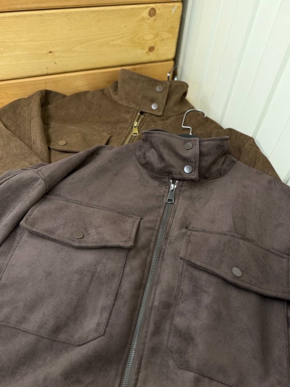 бомбер укороченный оверсайз замшевый куртка рабочего тренд saint shine,женская куртка бомбер из эко замши коричневого цвета,куртка бомбер,бомбер замшевая куртка оверсайз saint shine,куртка замшевая