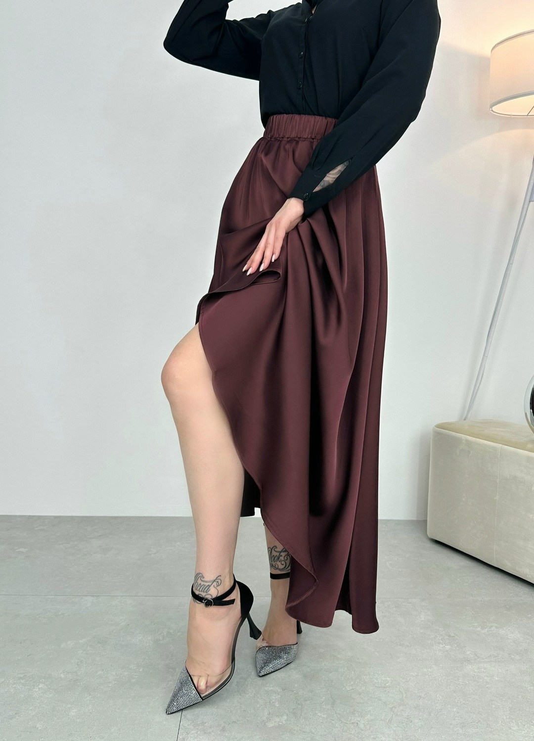 юбка атласная удлинённая бежевого цвета,атласная юбка,бежевая атласная юбка,атласная юбка с высоким,бежевая юбка