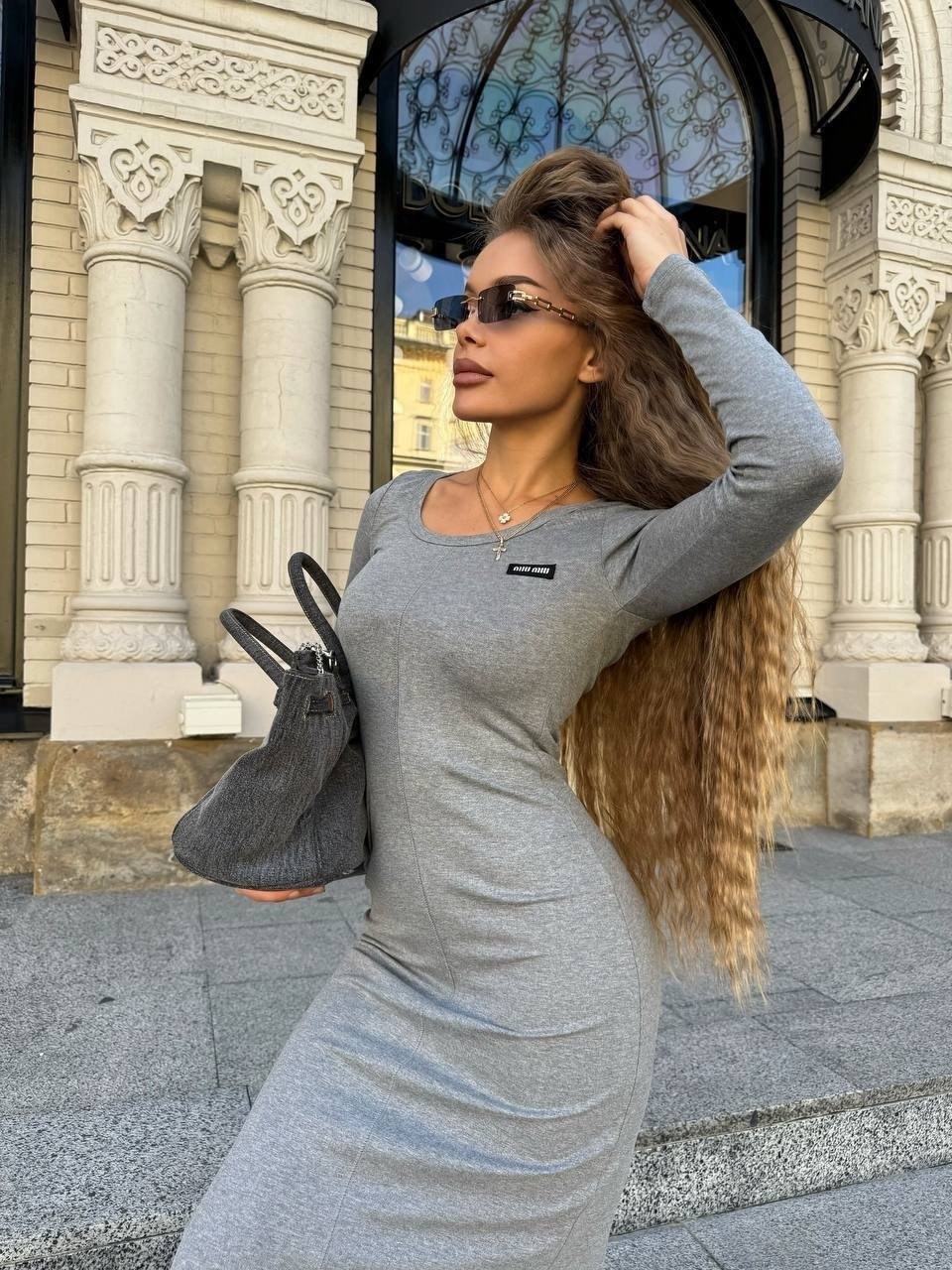 платье женское серое,трикотажное платье,оджи платье лапша,модное платье,платье трикотажное серое