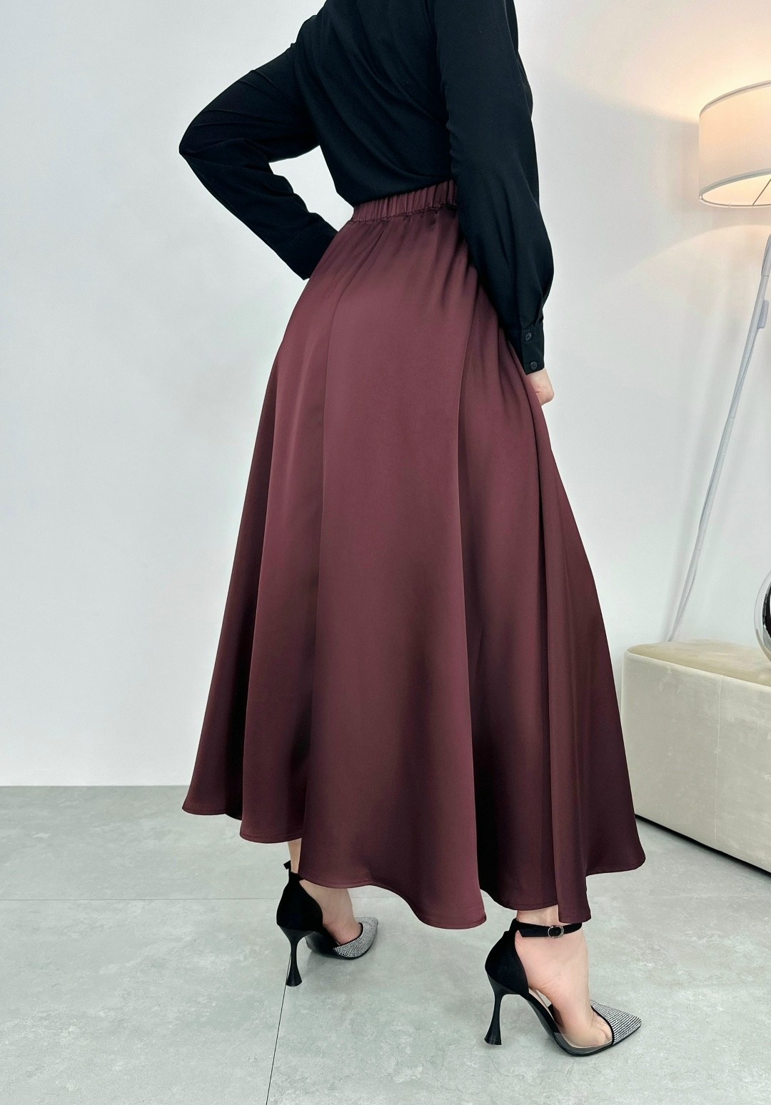 юбка атласная удлинённая бежевого цвета,атласная юбка,бежевая атласная юбка,атласная юбка с высоким,бежевая юбка