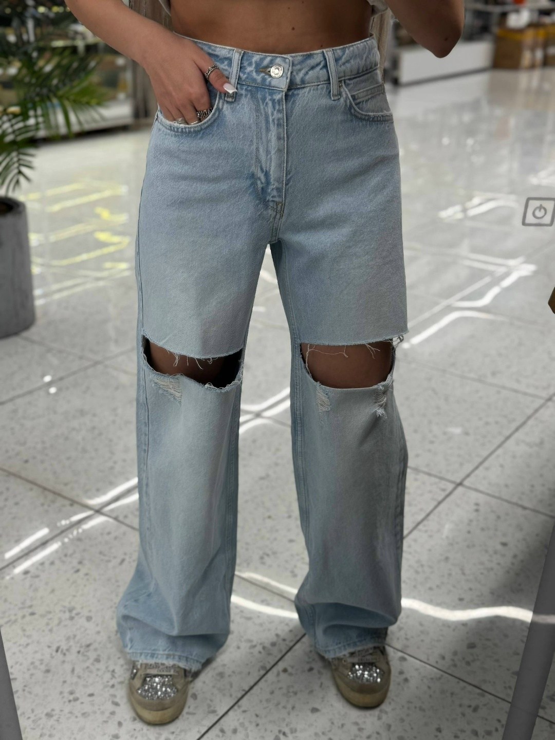 madmext синие женские джинсы стандартного кроя с рваными деталями mg1184,джинсы прямые палаццо рваные sena denim,широкие рваные джинсы женские,джинсы прямые палаццо с разрезами рваные sena jeans,джинс