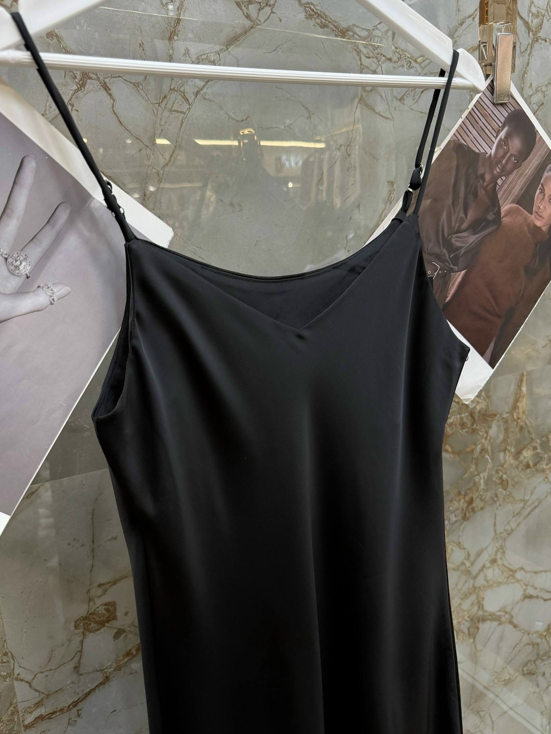 платье-комбинация из шелкового атласа с кружевной отделкой saint laurent черный,шелковая сорочка с кружевом,коричневое шелковое платье-комбинация с кружевом,платье комбинация с кружевом,атласное плать