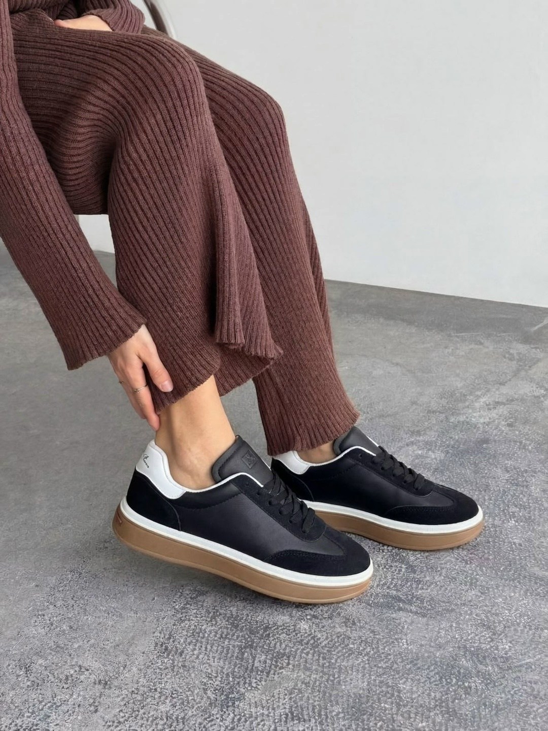 ,женские кроссовки из замши loro piana черные,кеды кожаные,женские кроссовки,женская