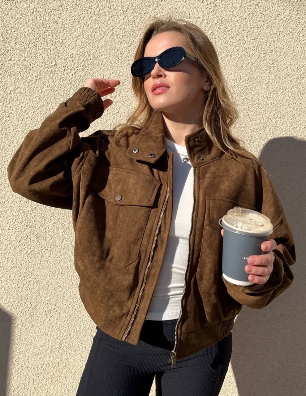 бомбер укороченный оверсайз замшевый куртка рабочего тренд saint shine,женская куртка бомбер из эко замши коричневого цвета,куртка бомбер,бомбер замшевая куртка оверсайз saint shine,куртка замшевая