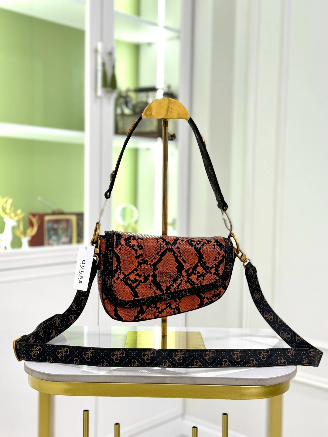 женская сумка guess,сумка guess,guess сумка на плечо,guess сумка седло,сумка guess через плечо