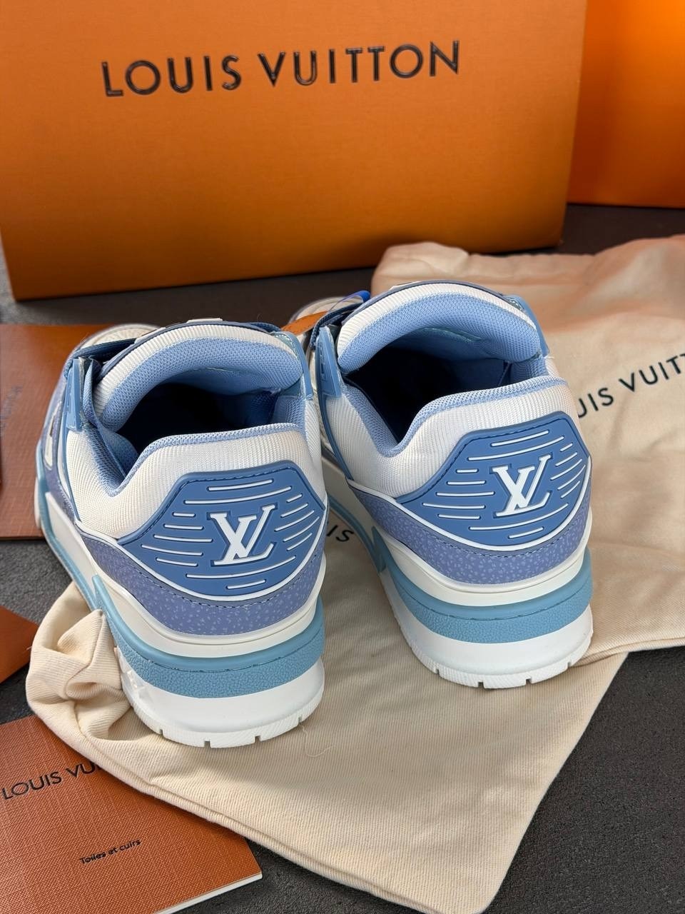 кроссовки louis vuitton trainer,кроссовки louis vuitton,louis vuitton trainer sneaker low white sky blue,луи виттон кроссовки голубые,кроссовки louis vuitton кроссовки louis vuitton