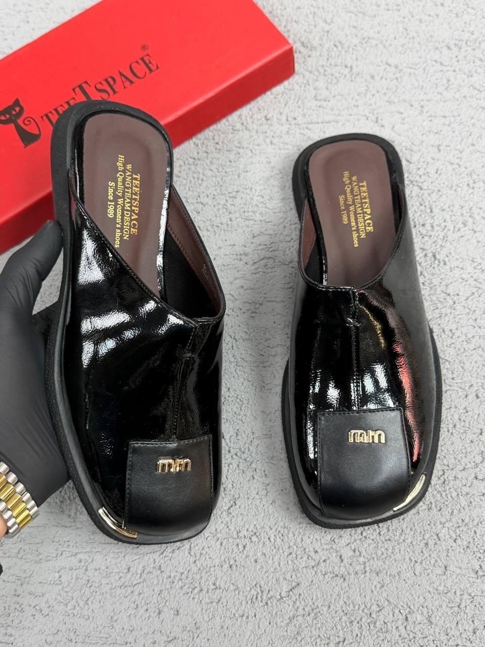 ,шлепанцы женские,шлепки женские,коричневые кожаные мюли miu miu,женские замшевые мюли hermes go коричневые