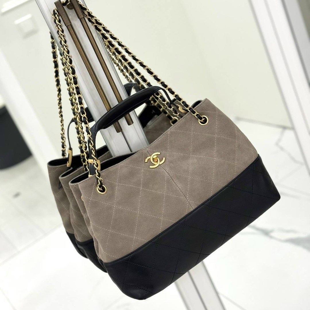 chanel сумка,сумка женская chanel,женская замшевая сумка chanel shopping bag бежевая с черным,замшевая сумка chanel 25 medium бежевая,серая замшевая сумка chanel 25 small