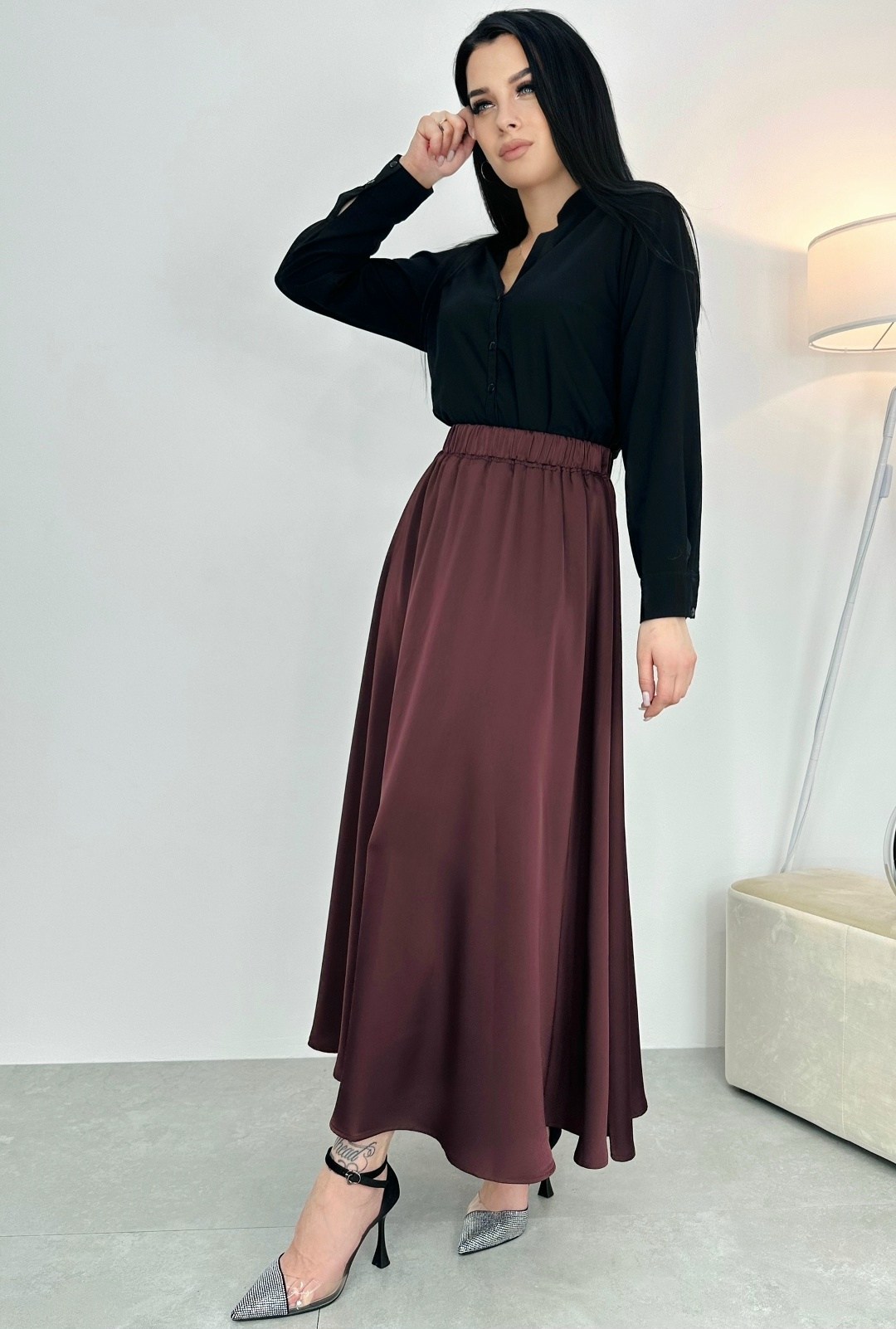 юбка атласная удлинённая бежевого цвета,атласная юбка,бежевая атласная юбка,атласная юбка с высоким,бежевая юбка