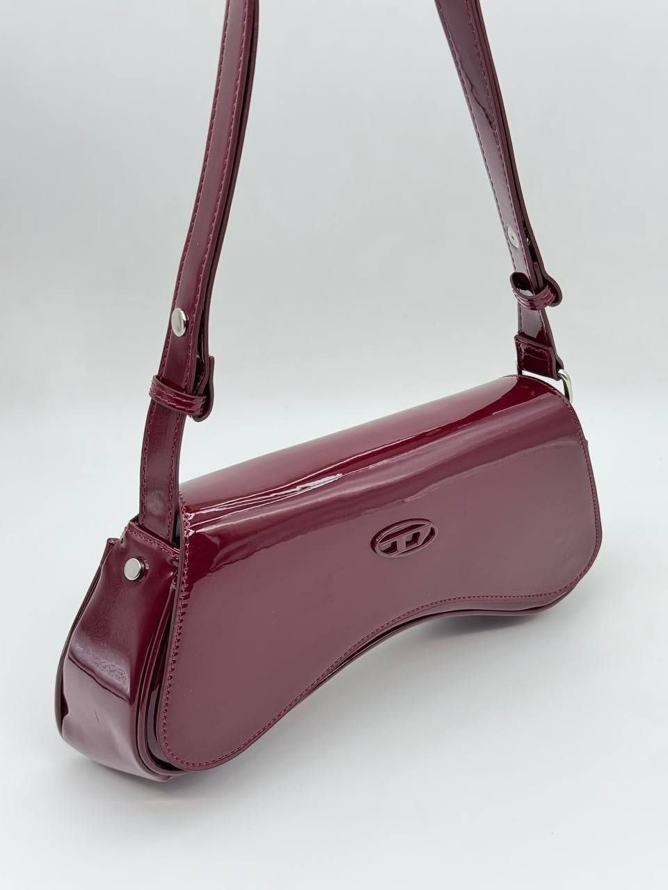 женская бордово-красная сумка на плечо из лакированной кожи,сумка бордовая,сумки стильные,сумка женская бордовая,лакированная женская сумка