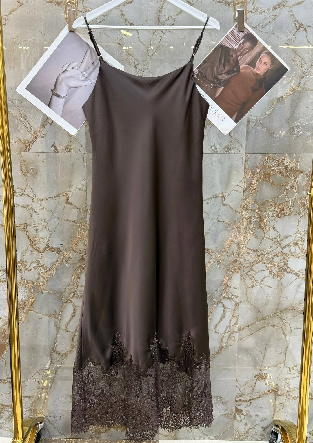 платье-комбинация из шелкового атласа с кружевной отделкой saint laurent черный,шелковая сорочка с кружевом,коричневое шелковое платье-комбинация с кружевом,платье комбинация с кружевом,атласное плать