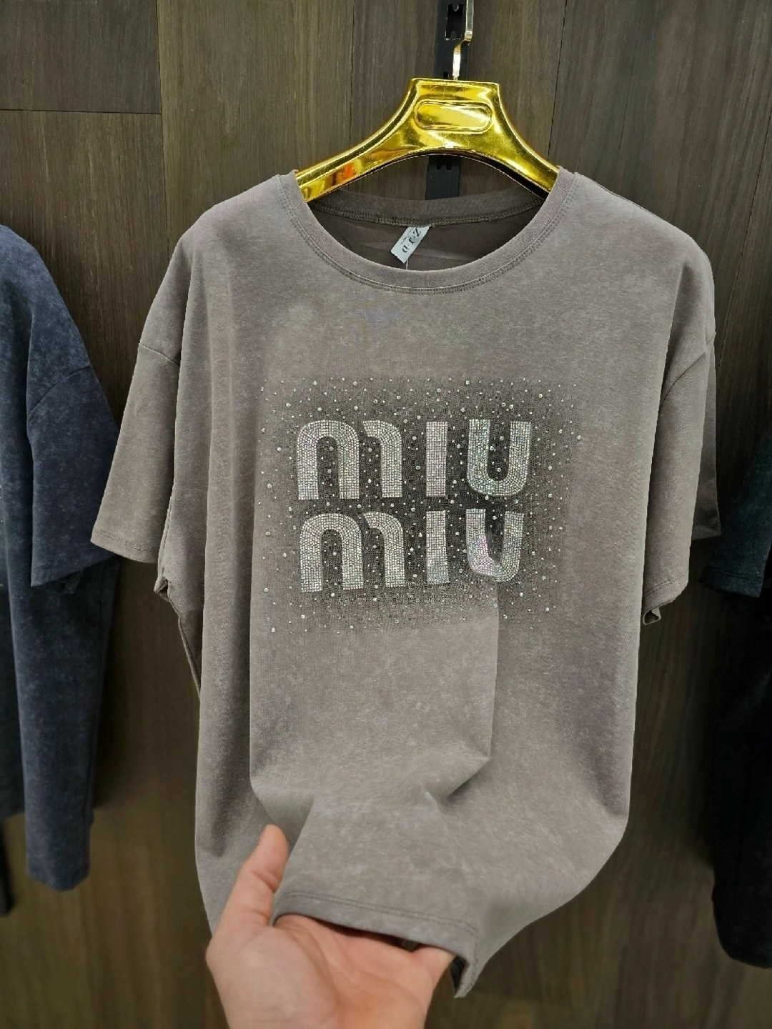 хлопковая футболка оверсайз с эффектом варенки miu,женская футболка,одежда футболка,футболка хлопок,летние футболки