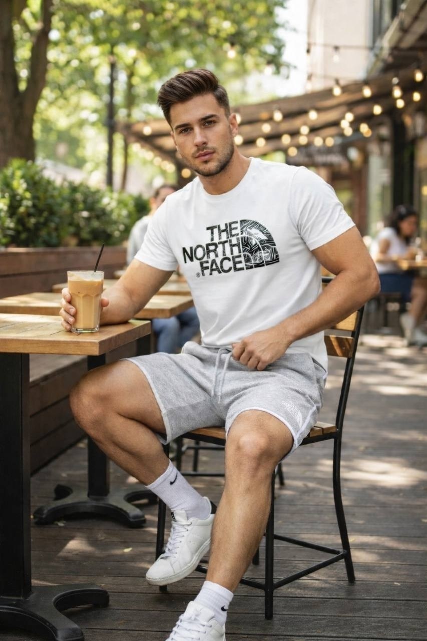 мужская мода,накачанный человек и у него на футболке написано даниил,футболки мужские,мода мужская,мужчина в футболке