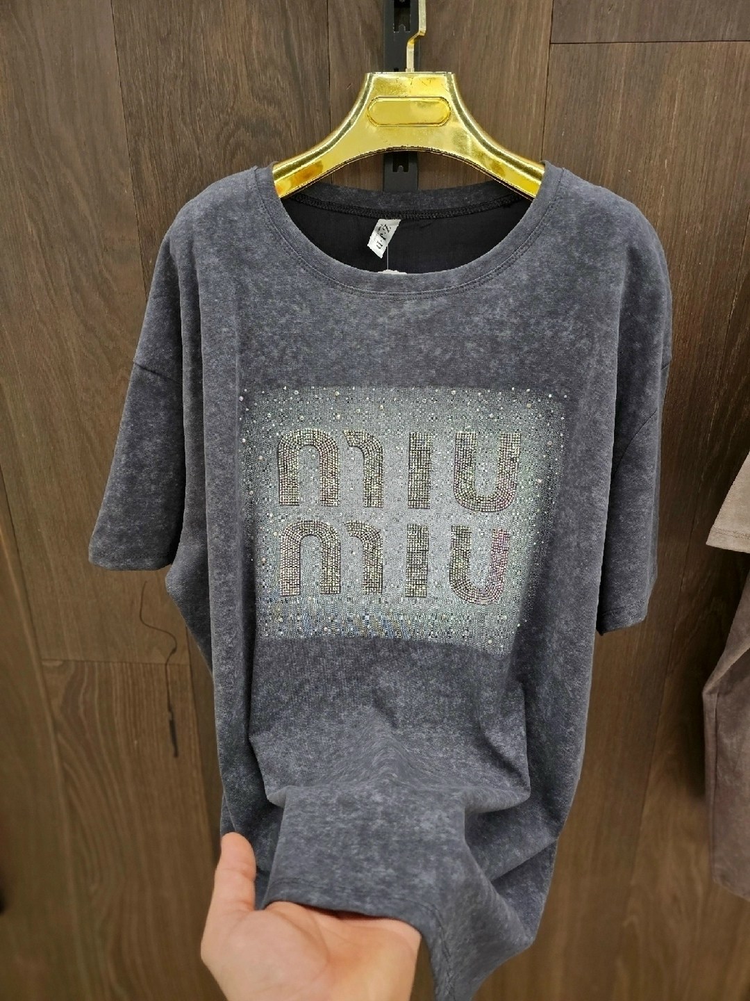 хлопковая футболка оверсайз с эффектом варенки miu,женская футболка,одежда футболка,футболка хлопок,летние футболки