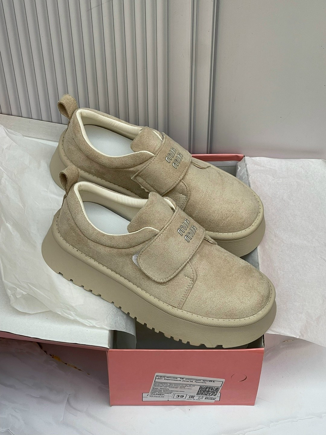 ,замшевые лоферы miu miu на высокий подошве и фирменной фурнитурой,женская ,лоферы замш,угги женские