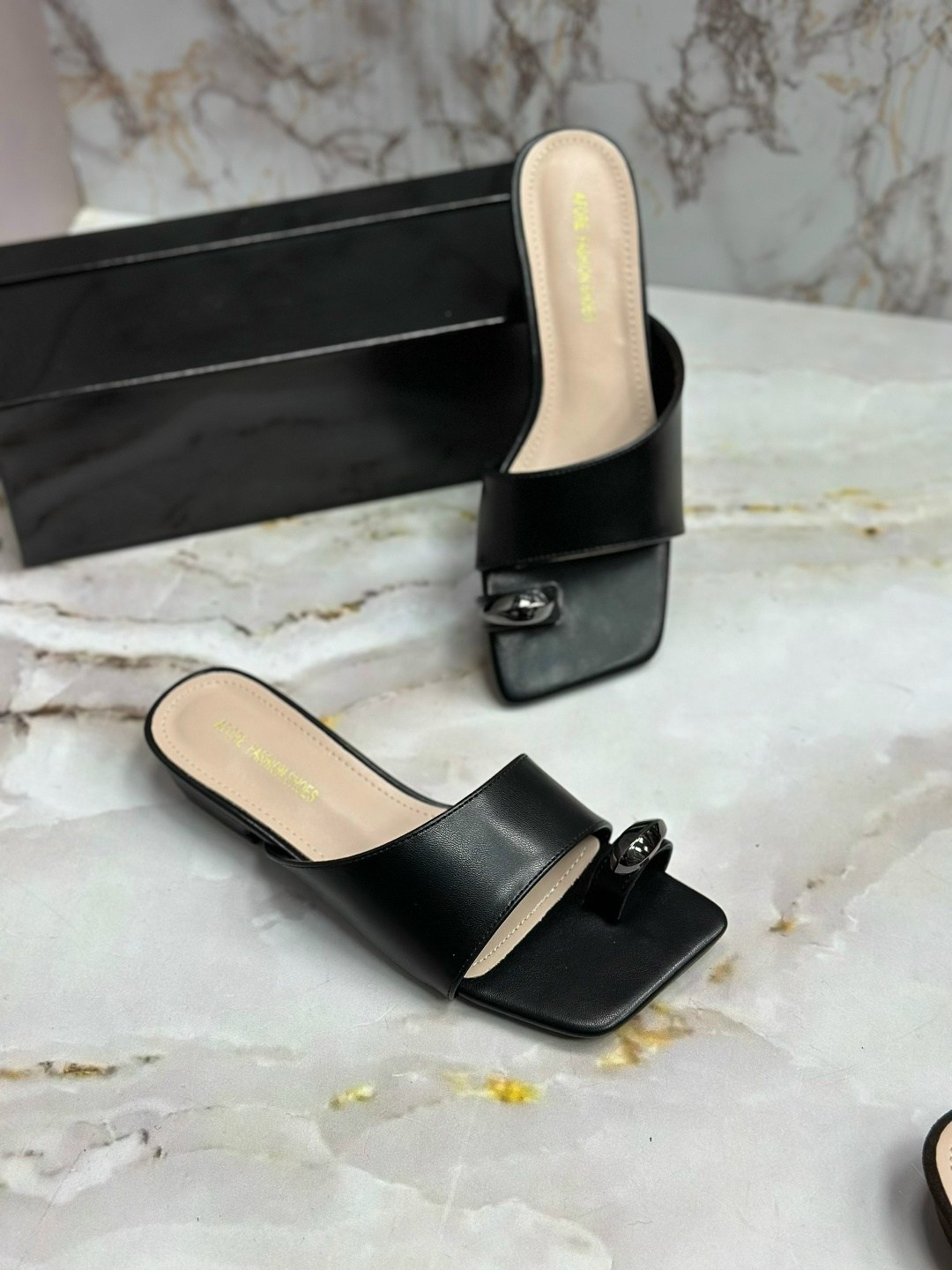 ,женские шлепанцы,босоножки шлепанцы,модные тапочки,шлепки женские