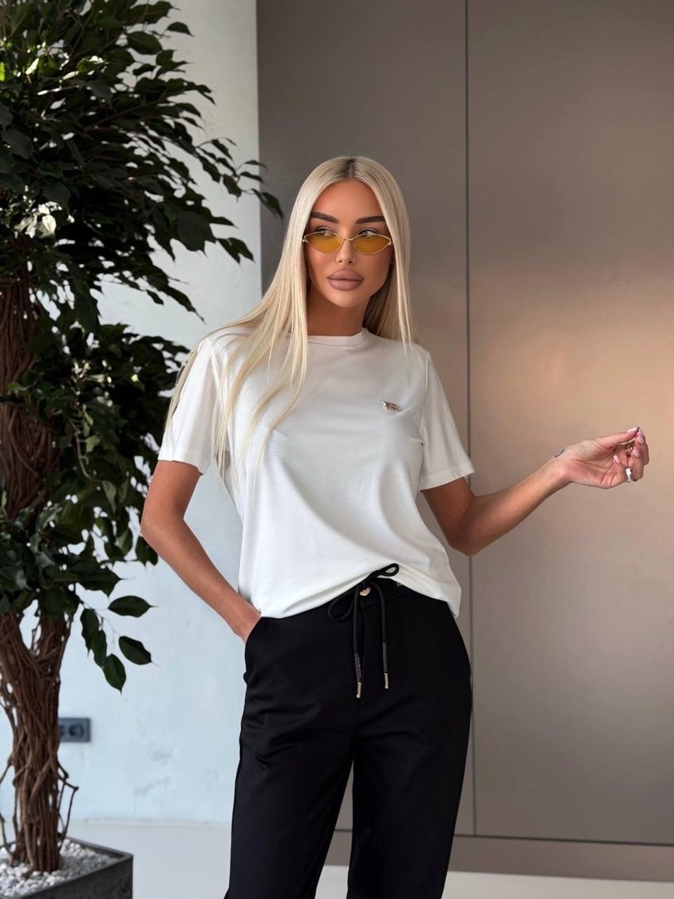 стильные костюмы,футболки женская,стильные модели,белая женская футболка,стильные футболки