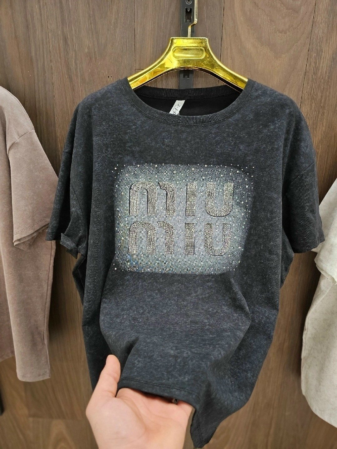 хлопковая футболка оверсайз с эффектом варенки miu,женская футболка,одежда футболка,футболка хлопок,летние футболки