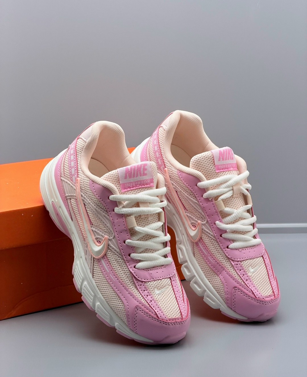 женские беговые кроссовки nike initiator ярко-розовый,кроссовки для бега initiator женские с низким верхом розовые/белые/серебристые nike,кроссовки nike женские,кроссовки nike initiator розовые,nike v