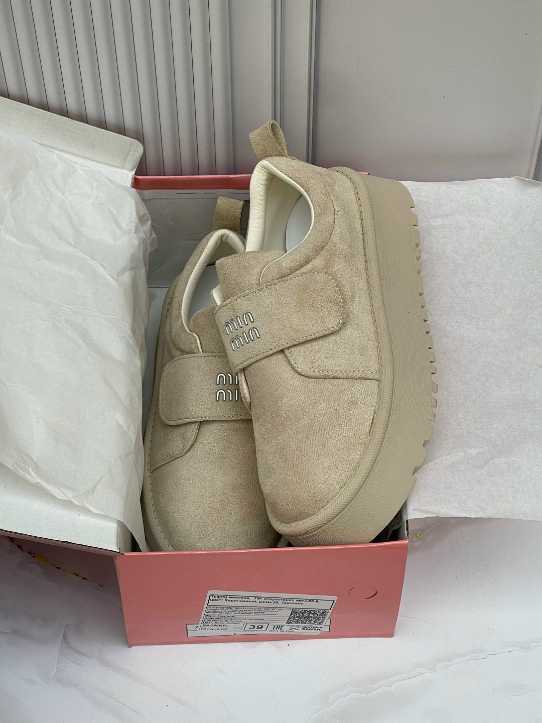 ,замшевые лоферы miu miu на высокий подошве и фирменной фурнитурой,женская ,лоферы замш,угги женские